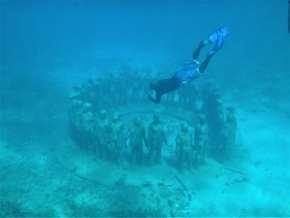 Erstaunliche Skulpturen auf dem Meeresboden im Underwater Sculpture Park in Grenada, Karibik
