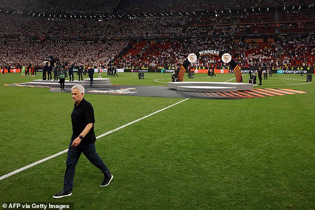 Niedergeschlagen verließ Mourinho das Spielfeld, nachdem er seine Zweitplatzierte-Medaille an ein Kind im Publikum verschenkt hatte