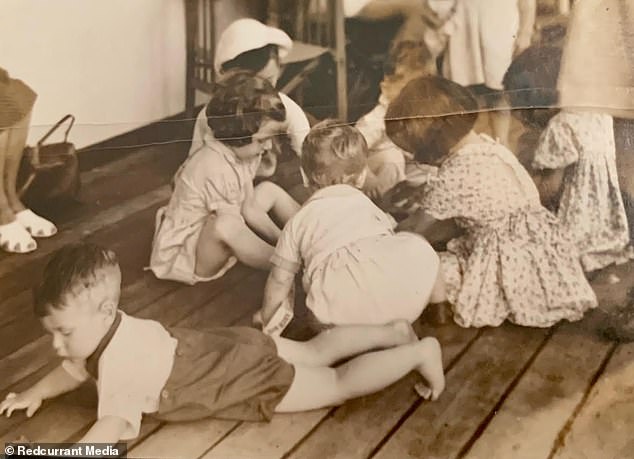 Innerhalb von zwei Jahren nach ihrem Umzug nach Südaustralien änderte sich das Schicksal der Familie von Linda (im Bild auf dem Deck des Schiffes, mit dem sie nach Australien reiste), nachdem sie 15.000 Pfund im Lotto gewonnen hatte.  (Die australische Währung lautete damals noch £)