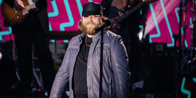 Nate Smith mit schwarzem Hut und blauer Jacke tritt bei den CMT Music Awards auf der Bühne auf