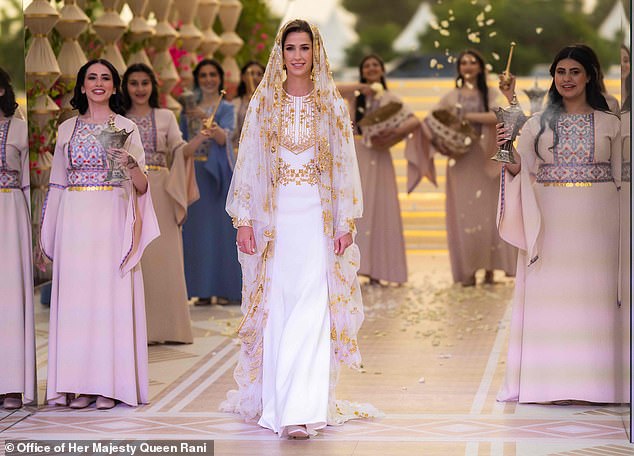 Im Bild: Rajwa im Bild, wie sie Anfang des Monats zu ihrer Henna-Party kam, die ihre Schwiegermutter, Königin Rania, organisiert hatte