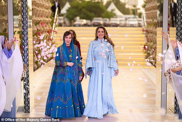 Azza und Königin Rania stellten sich vor, wie sie Anfang dieses Monats auf Rajwas Henna-Party ankamen – wo die beiden Mütter mit Blütenblättern überschüttet wurden