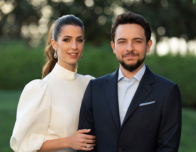Jordaniens königliche Familie veröffentlichte nach ihrer Verlobung dieses offizielle Porträt von Kron Hussein und seiner zukünftigen Frau