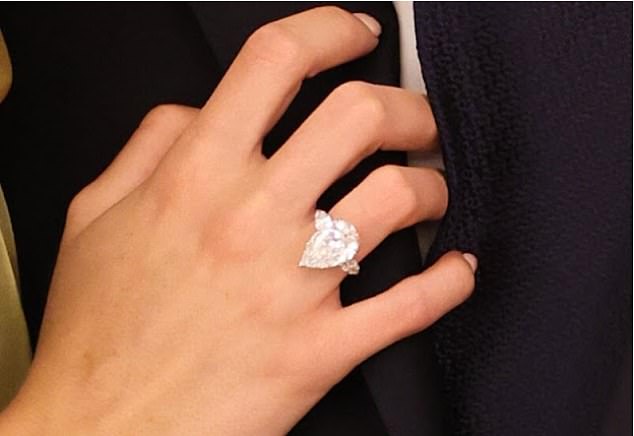 Der zukünftige König von Jordanien wählte für seinen Heiratsantrag einen atemberaubenden birnenförmigen Diamanten in Pavé-Fassung (im Bild).