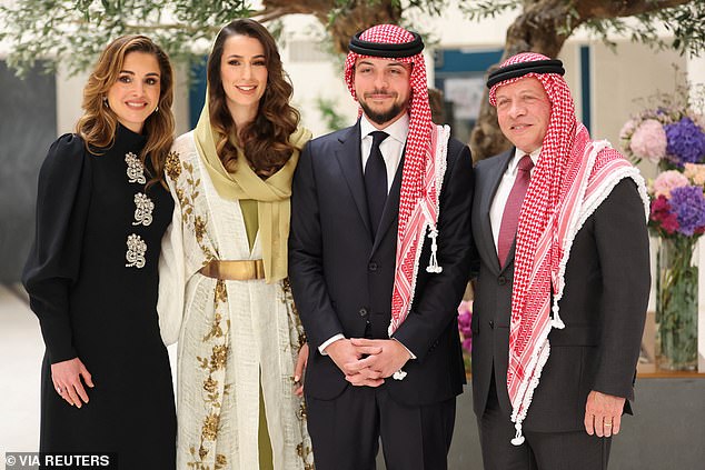 Jordaniens König Abdullah II. und Königin Rania stehen Kronprinz Hussein während seiner Verlobung mit Rajwa Al Saif im August 2022 zur Seite