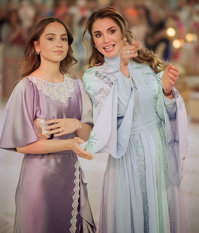 Königin Rania und ihre Tochter Prinzessin Iman, die ebenfalls kürzlich geheiratet hat, abgebildet auf Rajwas Henna-Party