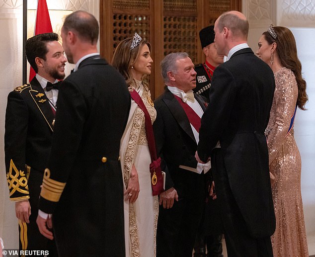Jordaniens König Abdullah II., Königin Rania, Kronprinz Hussein und Rajwa Al Saif begrüßen den britischen Prinzen und die Prinzessin von Wales