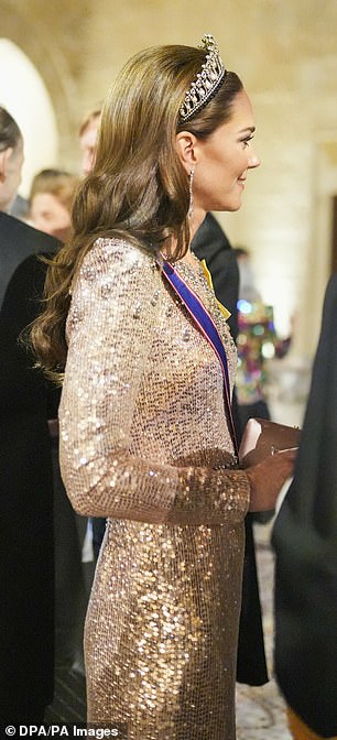 Kate glänzte in der „Georgia“ von Jenny Packham – einem goldenen, schimmernden, langärmligen Kleid im Wert von rund 5.000 Pfund, gepaart mit etwas, das wie die Knoten-Tiara der Geliebten aussah
