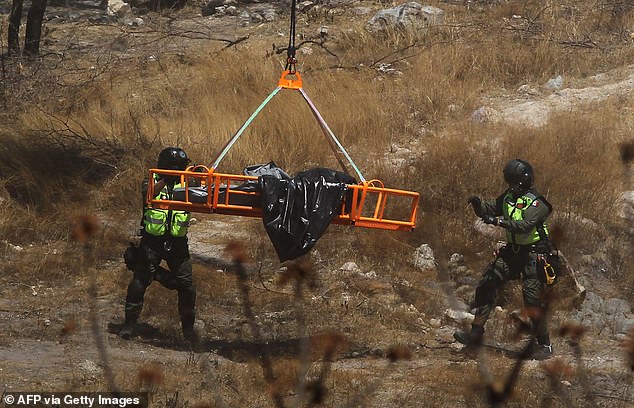 Ein Hubschrauber holt am Dienstag Säcke voller menschlicher Überreste aus dem Grund einer Schlucht in Jalisco, Mexiko