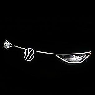 Das auf dem Buzz prangende VW-Emblem im amerikanischen Stil leuchtet mit seinen Scheinwerfern, höchstwahrscheinlich das größte beleuchtete Logo überhaupt auf der Straße