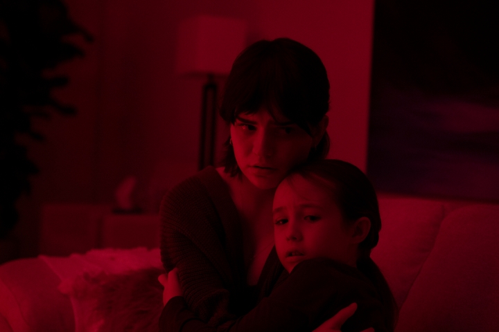 Sadie umarmt Sawyer in einem rot erleuchteten Raum in „The Boogeyman“.