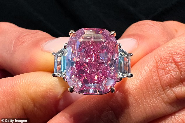 Im Bild: Ein rosafarbener Diamant mit dem Namen „The Eternal Pink“, der im März dieses Jahres in New York für mehr als 35 Millionen US-Dollar versteigert wurde