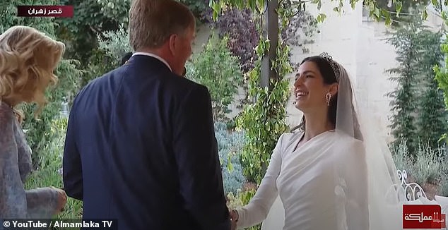 Das königliche Paar sah, wie es das Brautpaar nach der Zeremonie im Palast in Jordanien begrüßte