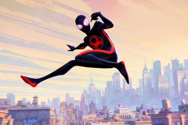 Miles Morales schwebt in Spider-Man: Across the Spider-Verse durch die Luft.