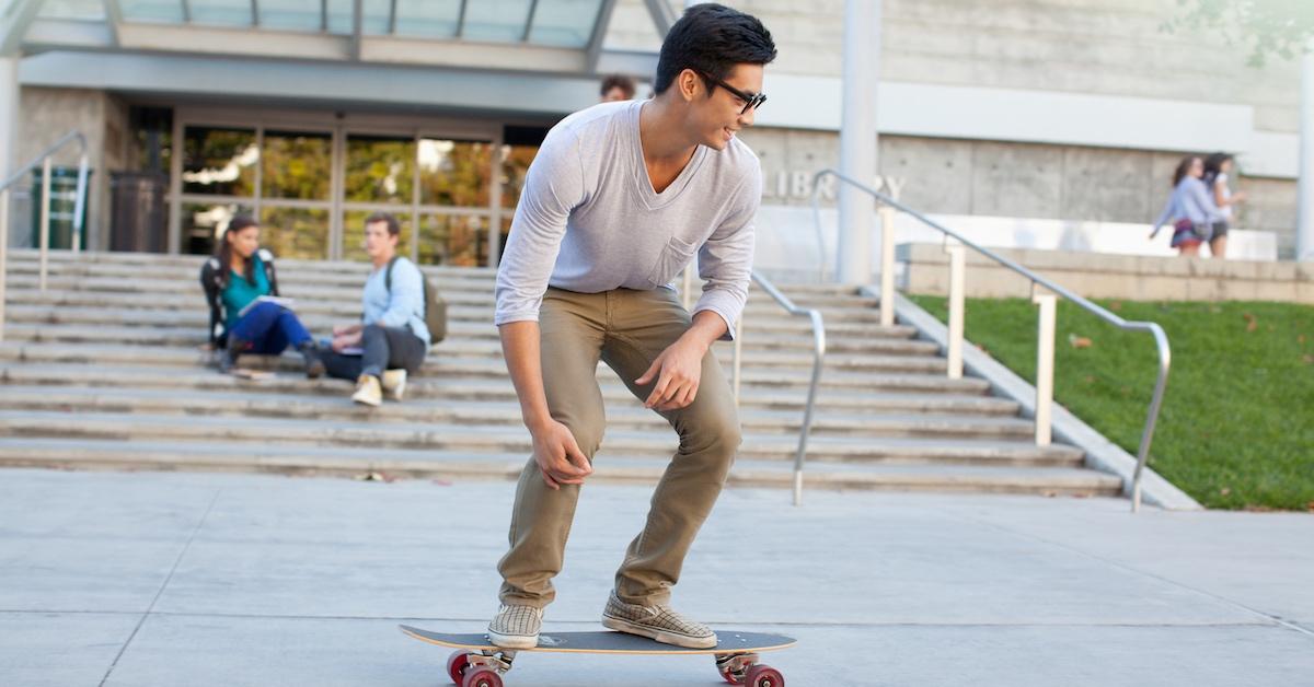 Ein junger Mann, der Skateboard fährt