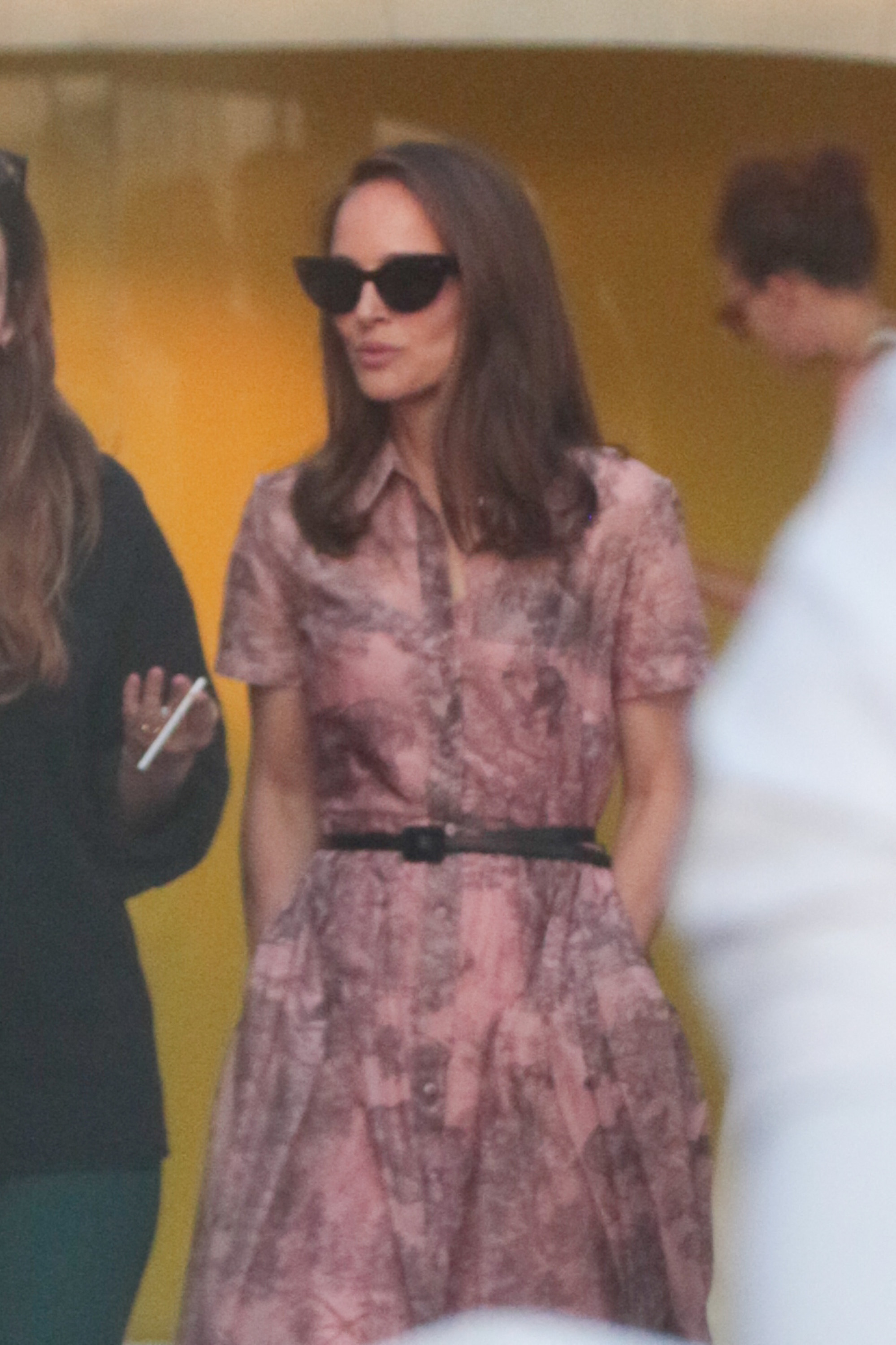 Natalie Portman trägt eine Sonnenbrille.