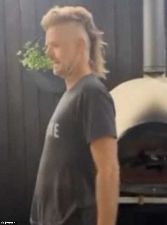 Der 50-jährige Juror von „My Kitchen Rules“ zeigte in einem Video zu seinem Evolve Wellness-Retreat einen rauen Look, in dem er beim Grillen von Burgern zu sehen ist