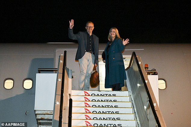 Der australische Premierminister Anthony Albanese (im Bild mit seiner Partnerin Jodie Haydon) reist so oft ins Ausland, dass er den Spitznamen „Airbus Albo“ trägt.