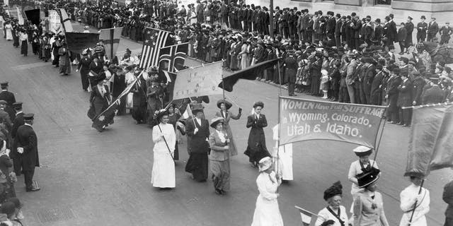 Suffragetten marschieren für das Wahlrecht.