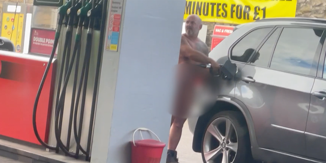 Nackter Mann in Großbritannien pumpt Benzin 