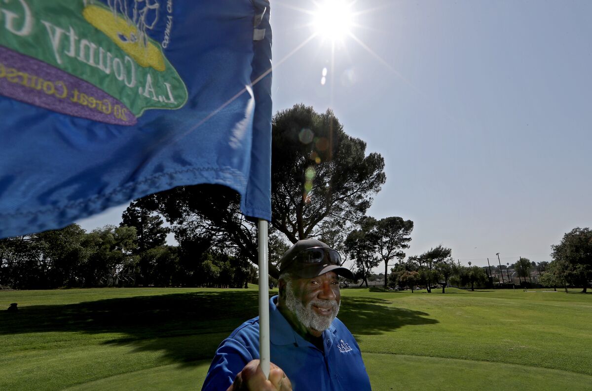 Glen Porter kümmert sich um einen Flaggenstock auf dem Maggie Hathaway Golf Course.