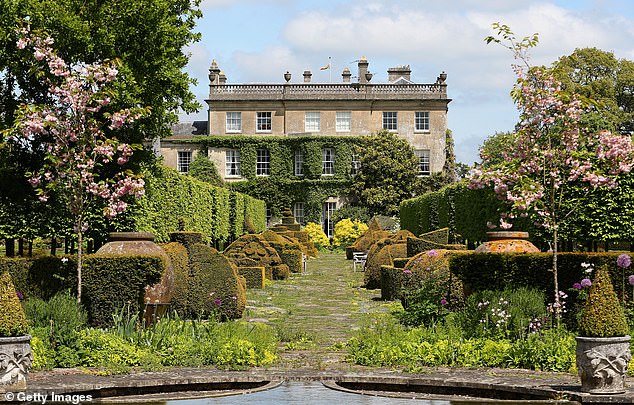 Highgrove House, das als die beliebteste königliche Residenz von König Charles gilt, ist die Inspiration für viele Gemälde der Sammlung