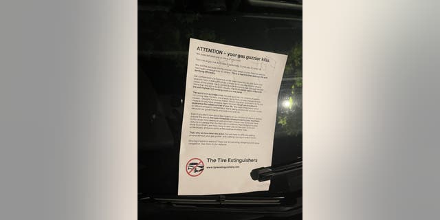 Die Broschüre, die Aktivisten der Gruppe Tire Extinguishers am Dienstag auf SUVs in New York City hinterlassen haben.