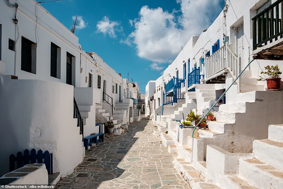 Laut Visit Griechenland ist Folegandros „ideal für einen ruhigen Urlaub“ mit „köstlicher Küche, atemberaubenden Stränden, azurblauem Wasser der Ägäis und einsamen Buchten“.