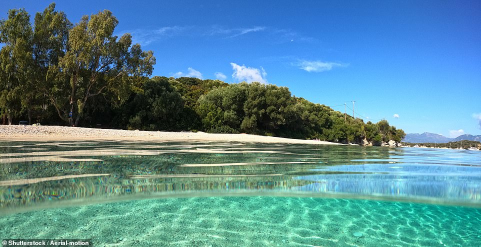 Bei einem Besuch auf der griechischen Insel Meganisi empfehlen Rezensenten den Besuch des Strandes Fanari (Bild 5) wegen seiner „wunderschönen Bademöglichkeiten“.