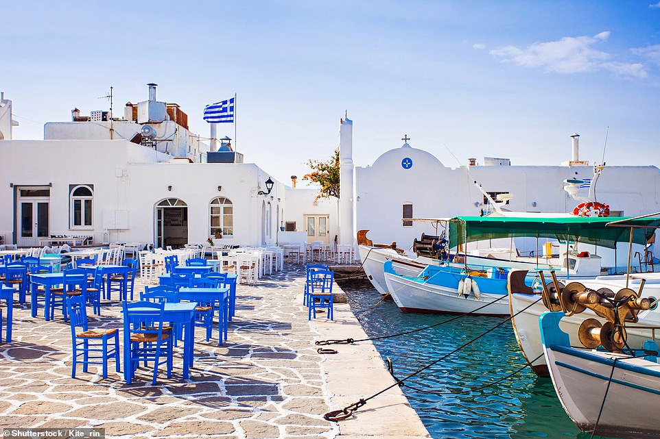 Fotos von Paros zeigen das wunderschöne Fischerdorf Naoussa (Bild eins) und das traditionelle Dorf Lefkes (Bild vier) mit weiß getünchten Gebäuden und gepflasterten Innenhöfen
