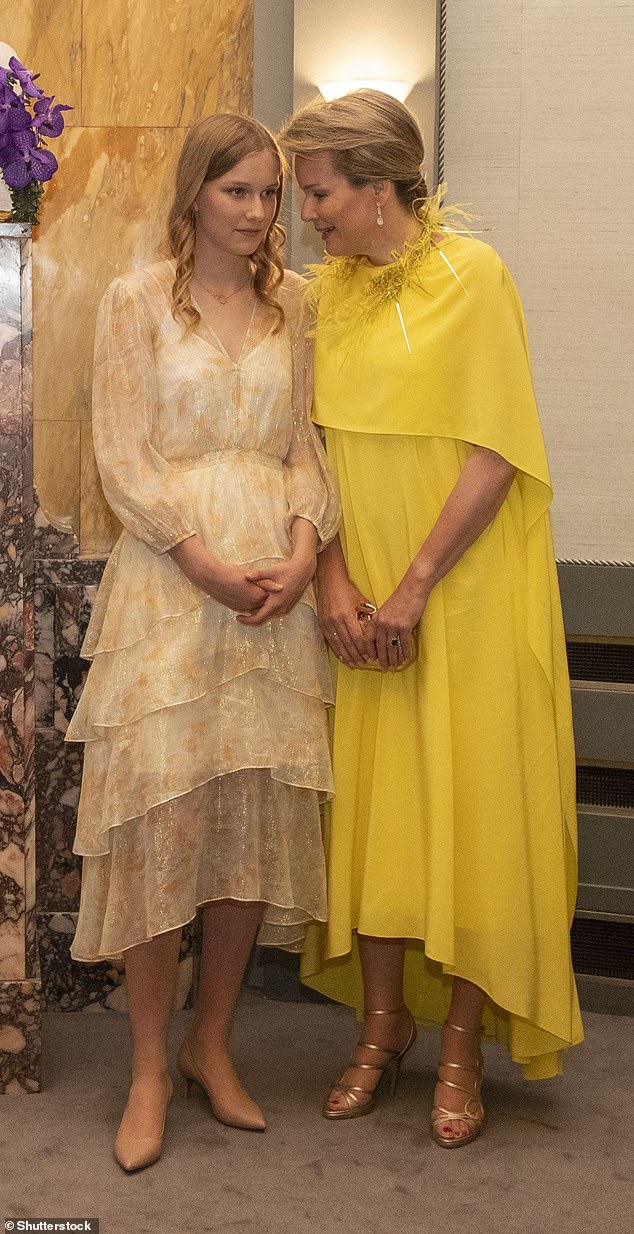 Die belgische Königin und ihre Tochter sahen beide in sommerlichen Kleidern elegant aus, wobei Mathilde sich für einen sonnigen Gelbton entschied und Eléonore ein florales Kleid recycelte