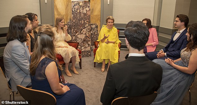 Die Musiker wurden gestern Abend zu einem Gespräch mit der Königin und ihrer jüngsten Tochter eingeladen