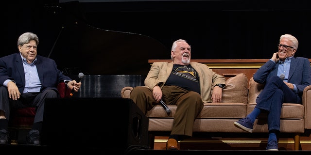George Wendt auf einem Stuhl und John Ratzenberger und Ted Danson auf einer Couch, alle lachen auf der Bühne beim ATX TV Festival