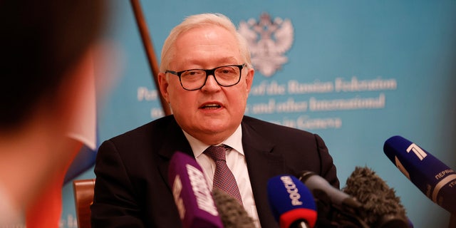 Der russische Minister spricht auf einer Pressekonferenz