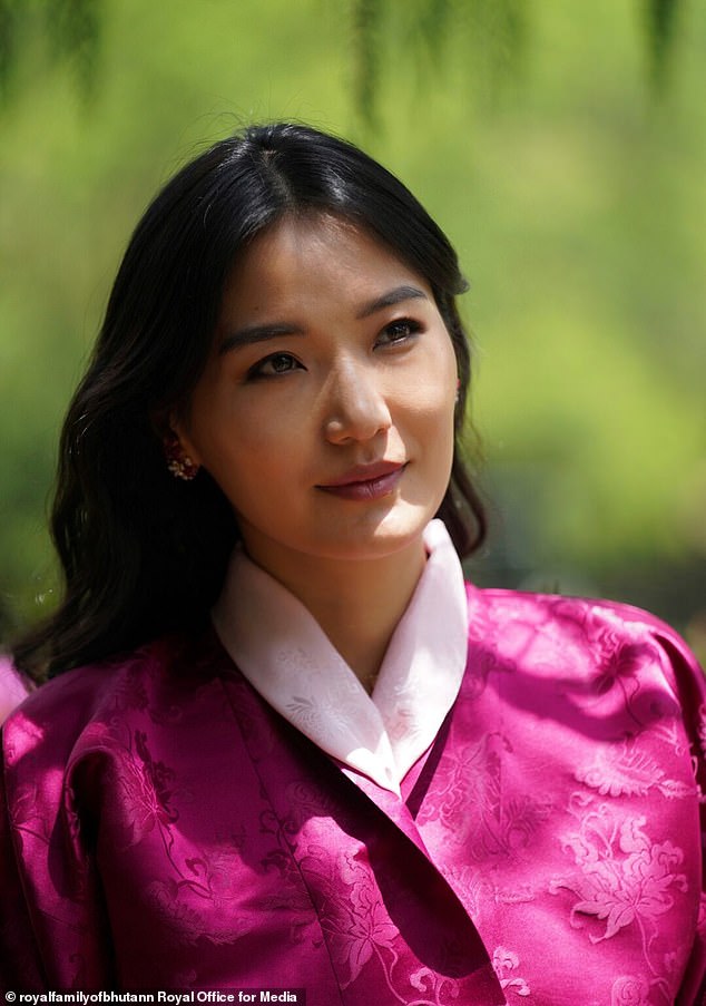 Die zweifache Mutter heiratete 2011 den bhutanischen König. Auf den neuen offiziellen Bildern ist sie in einer eleganten rosa Jacke mit floralen Details zu sehen
