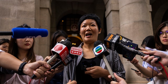 Der Journalist Bao Choy spricht mit anderen Journalisten