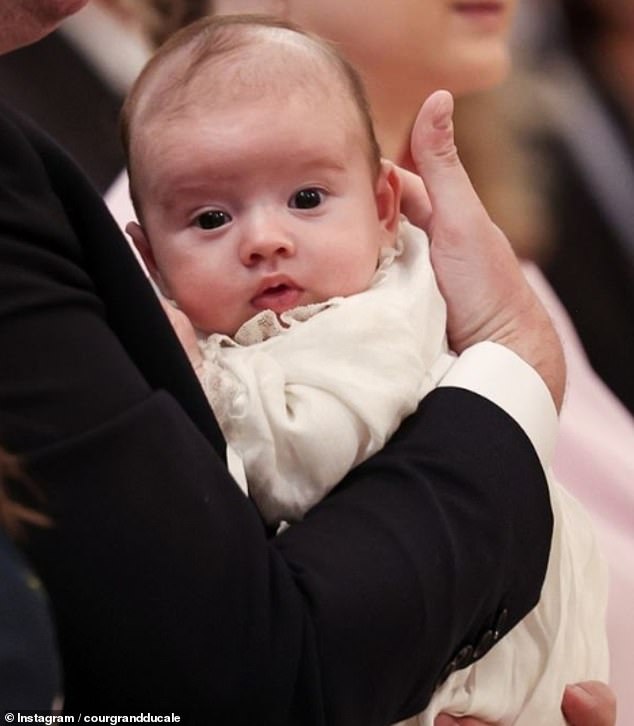 Auf Bildern, die der großherzogliche Hof auf Instagram veröffentlichte, war der kleine Prinz, der am 27. März geboren wurde, ein Bild der Niedlichkeit, als er während der Zeremonie sanft in den Armen seiner Mutter ruhte