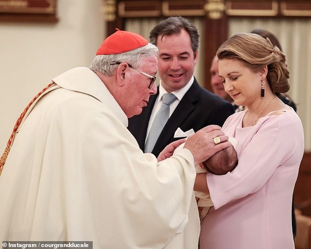 Die zweifache Mutter Stephanie trug zur Taufe ein elegantes blassrosa Kleid und hielt ihren kleinen Sohn während der gesamten Zeremonie im Arm