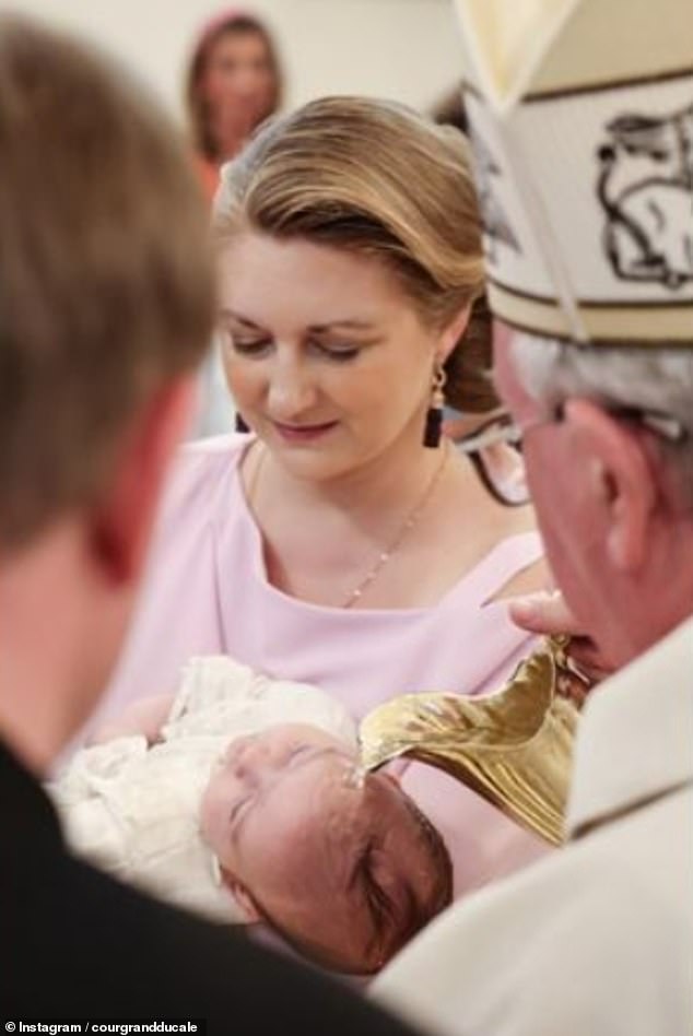 Kardinal Jean-Claude Hollerich, der Erzbischof von Luxemburg, leitete die Zeremonie und goss dem Kind Weihwasser auf die Stirn