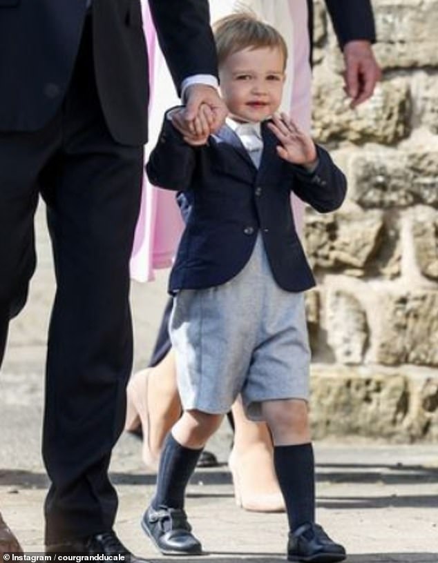 Der freche Prinz Charles, der gerade drei Jahre alt geworden war, winkte in die Kameras, als sein Vater ihn hineinführte