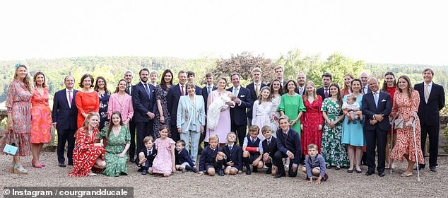 Die Großfamilien des Paares kamen alle zu einem Familienfoto zusammen, auf dem die Kinder vorne und in der Mitte posierten