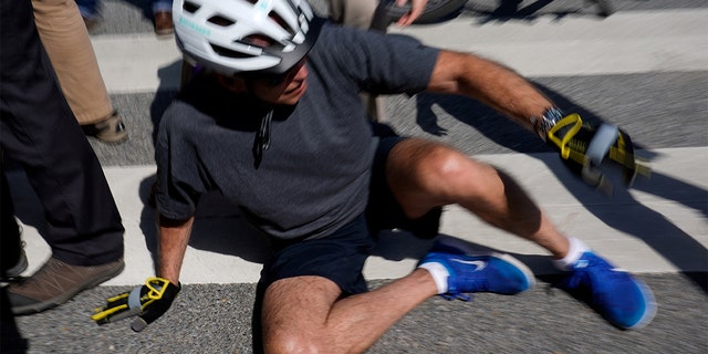 Präsident Biden stürzte in Rehoboth Beach, Delaware, von seinem Fahrrad