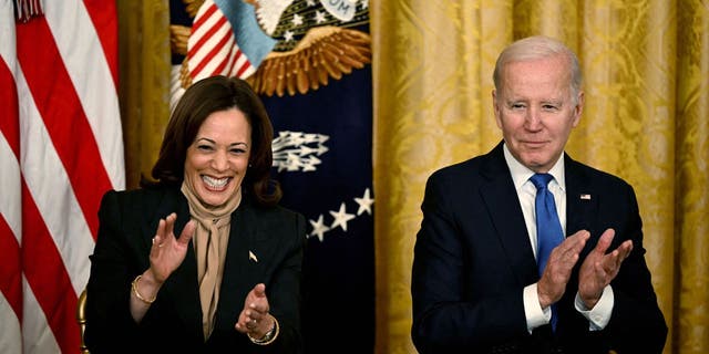 Kamala und Joe Biden klatschen während einer Konferenz im Weißen Haus