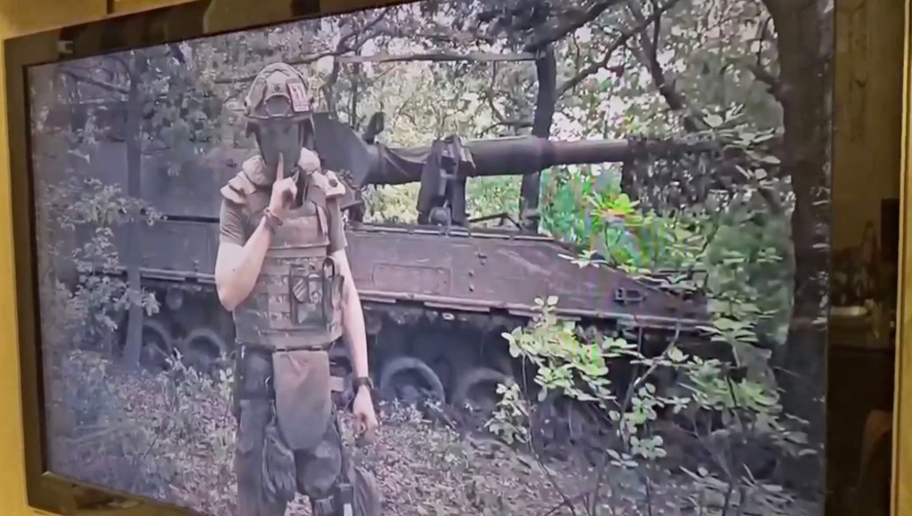 Ein am Sonntag im Fernsehen von Hackern auf der besetzten Krim ausgestrahltes Video zeigt einen maskierten ukrainischen Soldaten, der sich einen Finger an die Lippen hält. 