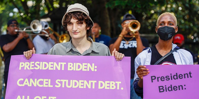 Demonstranten gegen Studienkreditschulden