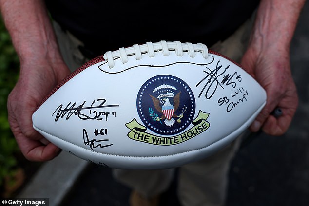 Mitglieder des Chiefs-Teams signierten im Rahmen der Feier einen Fußball mit dem Logo des Weißen Hauses