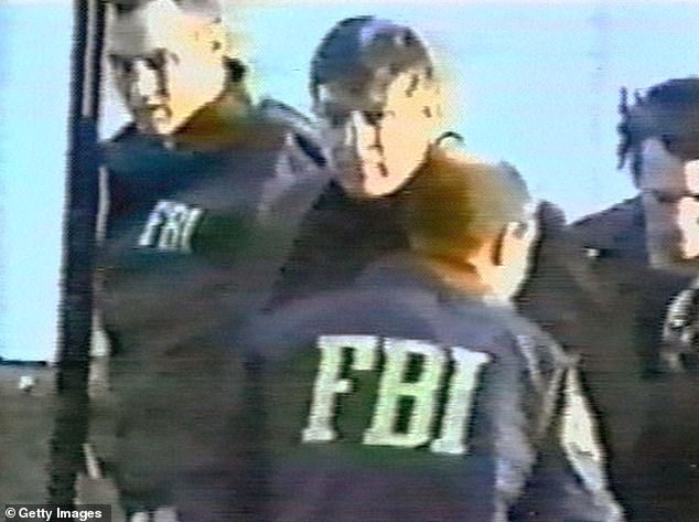 Auf dem Bild ist zu sehen, wie FBI-Agenten Hanssen im Februar 2001 in der Nähe seines Hauses in Virginia festnahmen