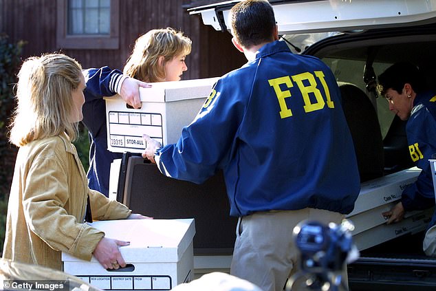 Auf dem Bild sind FBI-Agenten zu sehen, die Beweise für Hanssens Spionage aus seinem Haus in Virginia entfernen