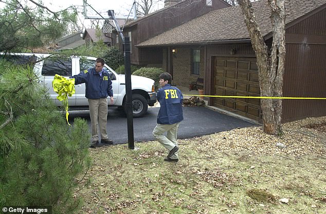 Hier sind FBI-Agenten zu sehen, wie sie Hanssens Haus abriegeln, bevor sie es nach weiteren Beweisen durchsuchen