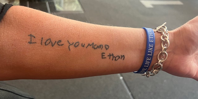 Eine Unterarm-Tattoo-Lesung "Ich liebe dich, Mama."